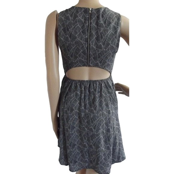 Express Sz 0 Black & White Sleeveless CutOut Back Elastic Waist Leaf Print Dress - Picture 3 of 8